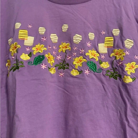 Disney Tangled Floral Lanterns Women’s Teeshirt BoxLunch Excluaivw - Picture 4 of 8